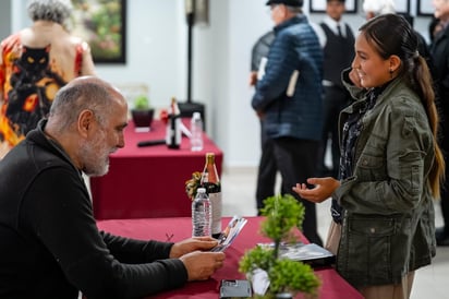 Escritores presentan obras ante lectores