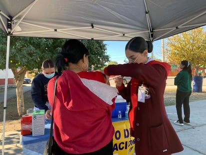 La Jurisdicción Sanitaria #3 llevó brigada de vacunación a la colonia Sarabia en Sabinas