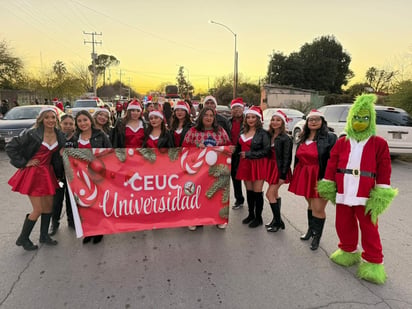 DESFILE  El CEUC celebró su desfile navideño, llenando las calles de luces, música y alegría, mientras familias completas disfrutaban de un recorrido que encendió