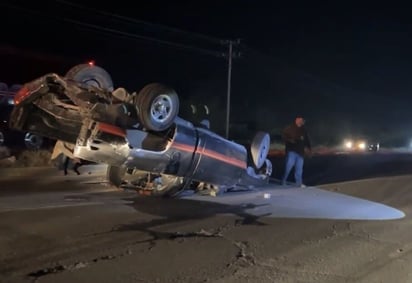 accidente carretero : El conductor de una pick up detectó derrame de gasolina y quebró el vidrio para poner a salvo a su familia.