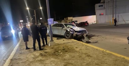 Accidente : Paramédicos de la delegación de Nava acudieron al lugar para valorar a los ocupantes