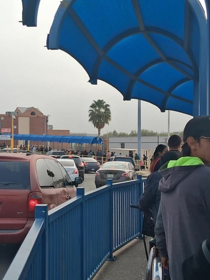 Alta afluencia de peatones satura el Puente Internacional Uno