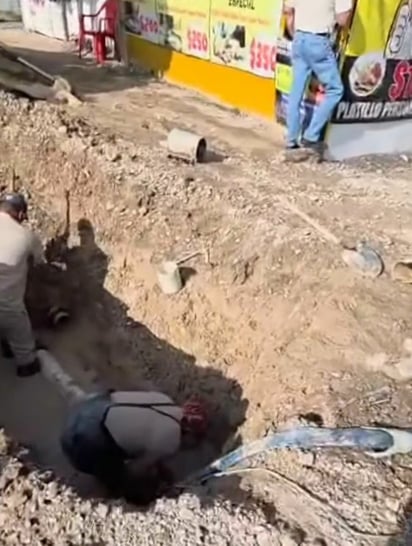 Fuga de agua en Av. Román Cepeda