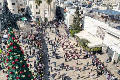 TREGUA Tras dos años de un tono sombrío por la guerra, Belén recuperó sus celebraciones navideñas con desfiles y alegría gracias a la tregua en Gaza.  La ciudad
