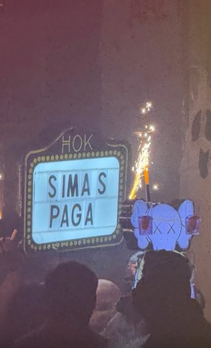 simas : Aparece en un antro de la localidad, con un grupo de personas, mientras se observa una marquesina que dice: “SIMAS paga”.