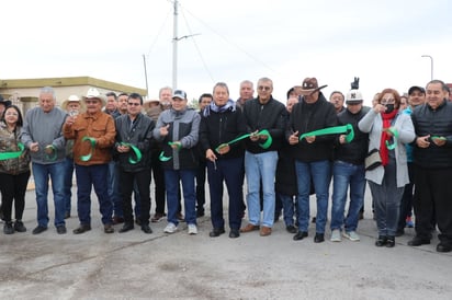 OBRA Tras más de tres décadas, vecinos de la colonia Nogalar ven cumplido su anhelo con la entrega de pavimento que mejora movilidad y seguridad.  El alcalde Óscar