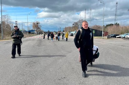 UCRANIA Ucrania ordenó evacuar a más de 3 mil niños y sus padres de zonas cercanas al frente en Zaporiyia y Dnipró ante el avance ruso.  El gobierno de Ucrania