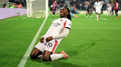 Gol de Leão da al Milan triunfo en Cerdeña y el liderato provisional