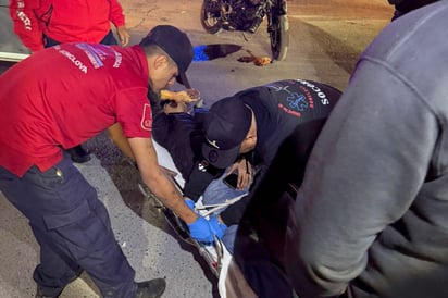 SEGURIDAD Elementos de Tránsito Municipal acudieron al sitio para tomar conocimiento del percance.   Monclova, Coahuila.– Dos menores de edad resultaron lesionados