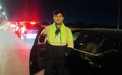 PUENTES  Piedras Negras, Coah.- En medio de las largas filas de paisanos que cruzan hacia Estados Unidos, ha ganado presencia un servicio privado de estacionamiento