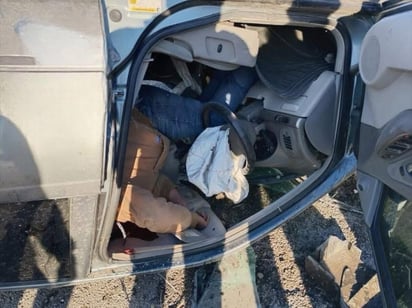 volcadura : El automóvil quedó severamente dañado, con evidentes marcas de la colisión y volcadura.