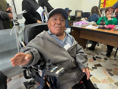 RESPONSABILIDAD Mario Frías, conocido como “El Enano”, acudió a pagar su impuesto predial en Nueva Rosita, destacando la importancia de cumplir puntualmente con esta