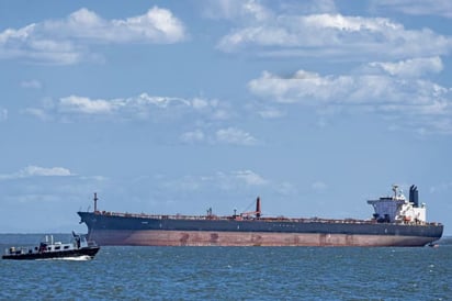 Rusia envía submarino para escoltar petrolero perseguido por EU