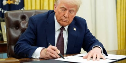 La administración Trump busca recortar la financiación para la atención a jóvenes transgénero