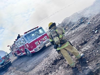 BOMBEROS El suministro de agua se garantizó mediante la operación de 4 pipas.  Protección Civil de Monclova, a través del Departamento de Bomberos, participó de manera