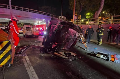 Volcadura en Iztacalco deja un muerto y un lesionado por exceso de velocidad