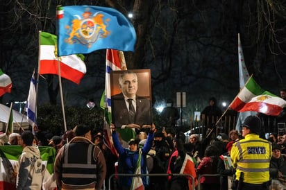Bandera de la República Islámica es remplazada brevemente en embajada iraní en Londres