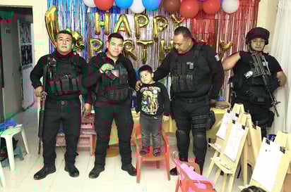 SEGURIDAD Los oficiales convivieron toda la tarde con el pequeño y sus invitados a la fiesta. La Dirección de Seguridad Pública, a través de la Policía de Proximidad,