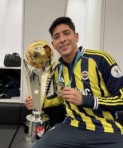 Edson Álvarez celebra su primer título en Turquía con Fenerbahce