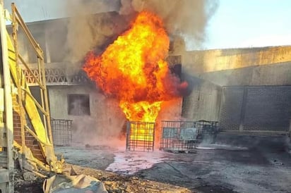 SEGURIDAD Un incendio en una bodega huachicolera de La Piedad, Michoacán, provocó daños en viviendas, vehículos y lesiones en vecinos que fueron hospitalizados.  Esta