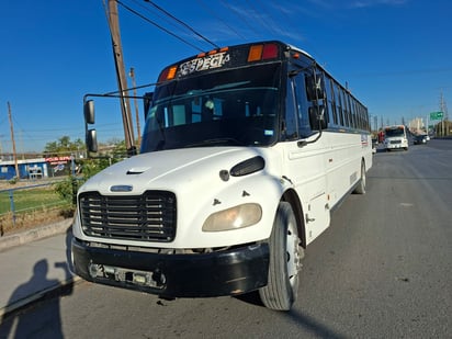 SEGURIDAD  El responsable no guardó su distancia.  El chofer de un camión de personal protagonizó un choque por alcance la mañana de este viernes en la Colonia Obrera