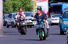 Exceso de pasajeros en motos genera multas 