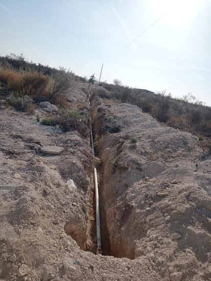 Instalan 1,200 metros de red de agua potable en Nava