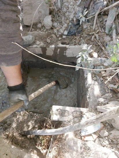 Efectúa trabajos de desazolve en el sector Río Escondido