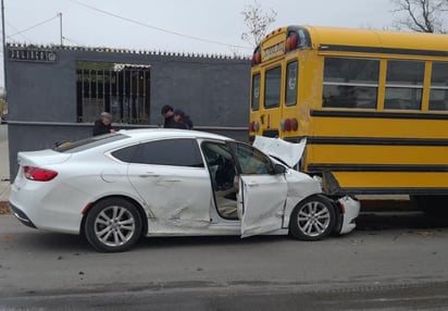 accidente: A consecuencia del choque, el conductor del Chrysler requirió valoración médica.