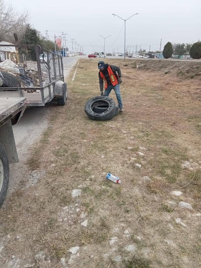 Realizan labores de limpieza y desmalezado en vialidades de Nava