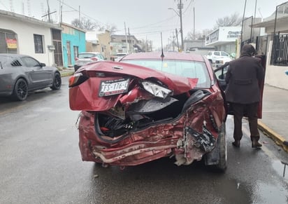 accidente : Al arribar al sitio, las autoridades confirmaron que el percance únicamente dejó daños materiales.