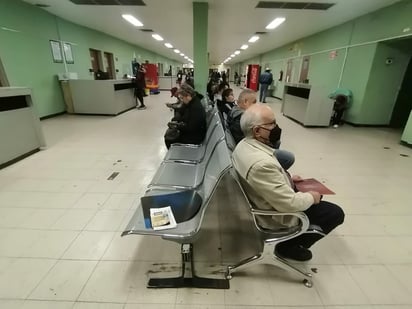 Derechohabientes enfrentan largas esperas en el IMSS Monclova, señalan pensionados