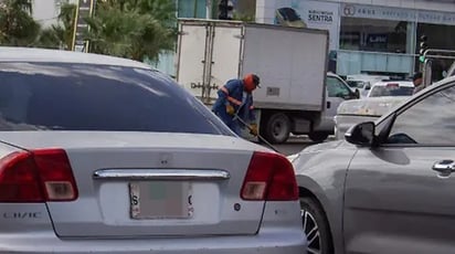 Propietarios de vehículos extranjeros reciben apoyo para regularización