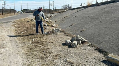 Realizan labores de limpieza en accesos en Nava