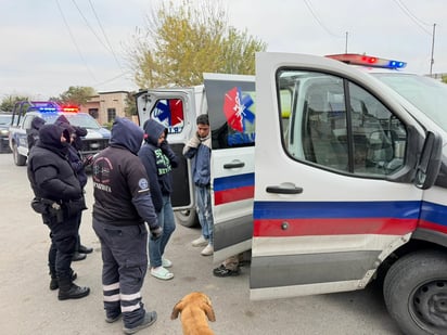 PELEA  Socorristas de GRUM le brindaron los primeros auxilios.  Una discusión originada por un conflicto de índole personal terminó en una riña que dejó como saldo