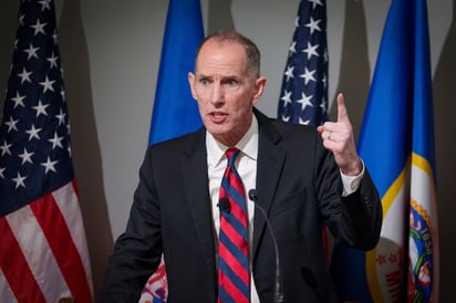 MINNESOTA El abogado Chris Madel anunció su retiro de la contienda por la gubernatura de Minnesota tras criticar las redadas migratorias