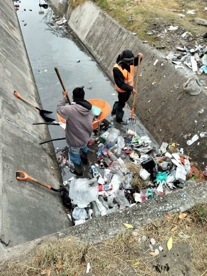 Retiro de basura restablece flujo en canal
