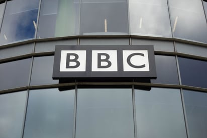 EMPRESAS La BBC anunció el nombramiento de un director general interino tras la dimisión de Tim Davie, en medio de una demanda millonaria presentada por Donald Trump.