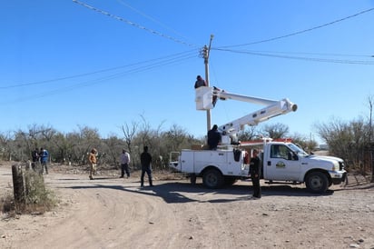 LUMINARIAS El alcalde Óscar Ríos Ramírez instaló luminarias LED en el Ejido Paso del Coyote, cumpliendo así uno de los compromisos de su administración para mejorar
