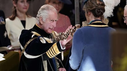 Carlos III enfrenta abucheos en visita oficial a Lancashire