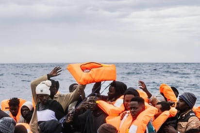 Naufragio frente a Libia deja al menos 53 migrantes muertos