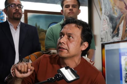 Marx Arriaga rechaza destitución en la SEP y transmite protesta en vivo