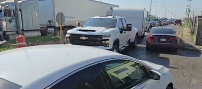 Doble fila de tráilers complica movilidad en Ruta Fiscal