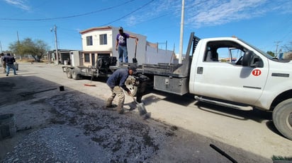 BACHEO El Gobierno Municipal de Múzquiz refuerza labores de bacheo y mantenimiento vial, asegurando calles más seguras y transitables para automovilistas y peatones.