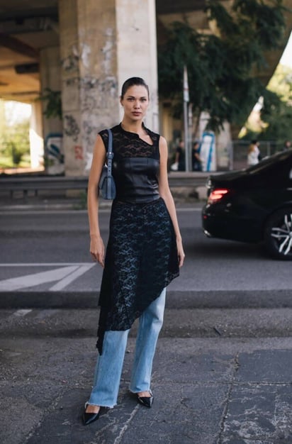 virales Las blusas elegantes para llevar con jeans bootcut en 2026