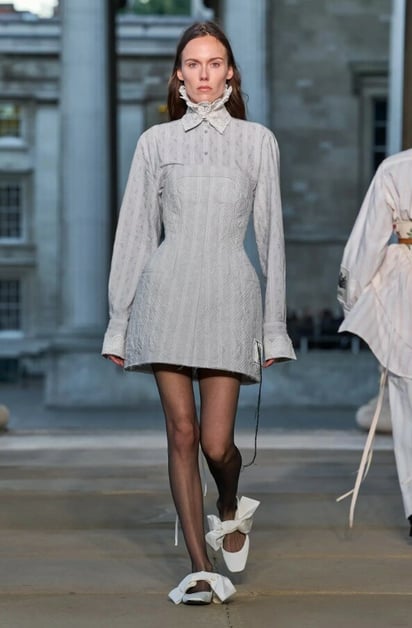 virales Cómo llevar de manera correcta los zapatos color blanco en tendencia en el 2026