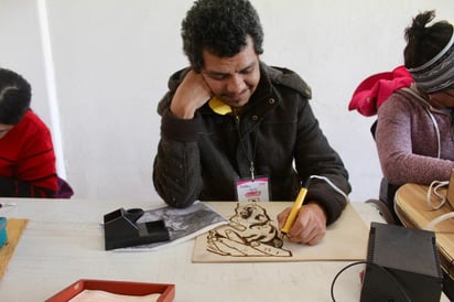 DIF Torreón impulsa talento y autoempleo con taller de pirograbado en el Centro Integral de Discapacidad 'Abriendo Caminos'
