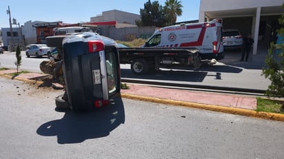 Pierde el control y termina volcado en Ramos Arizpe