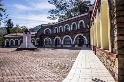 Normal Rural de Ayotzinapa celebra 100 años y rinde homenaje a los 43 desaparecidos