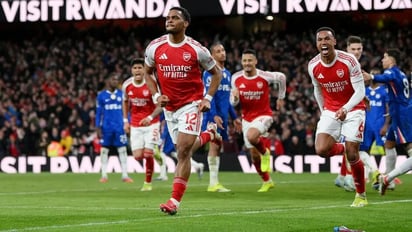 Arsenal vence al Chelsea y saca cinco puntos de ventaja al City